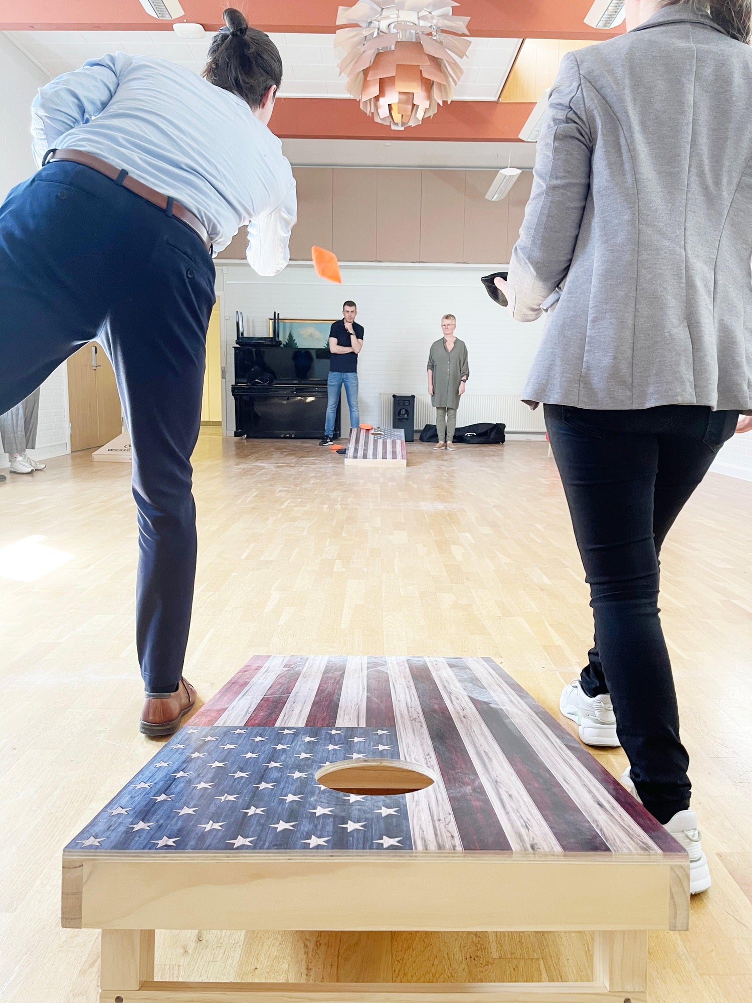 Cornhole: Det perfekte indendørs spil for din virksomhed - Cornhole.dk