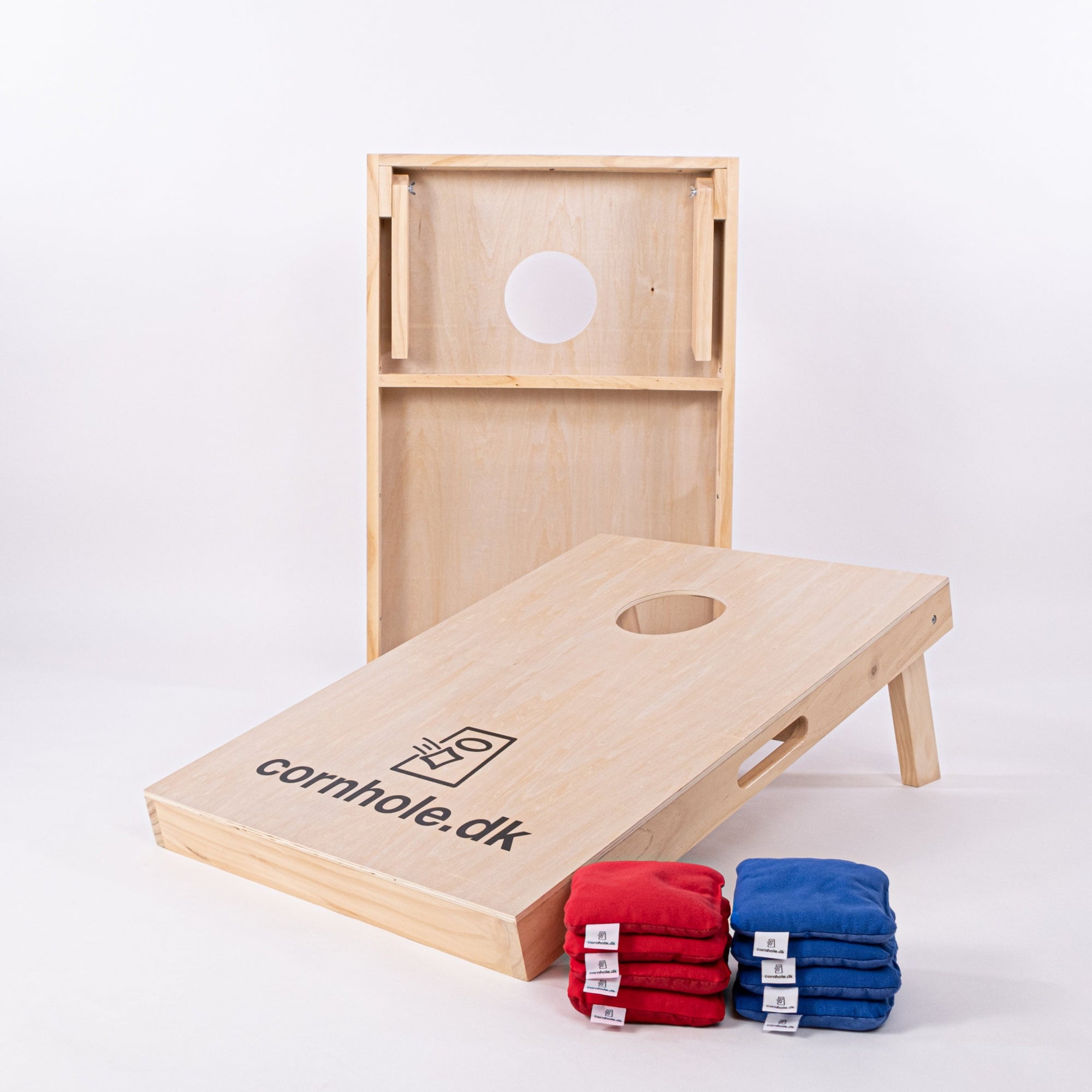 Cornholespil med poser i mÄlene 90x60 cm i trÊ i solid kvalitetstrÊ fra cornhole.dk