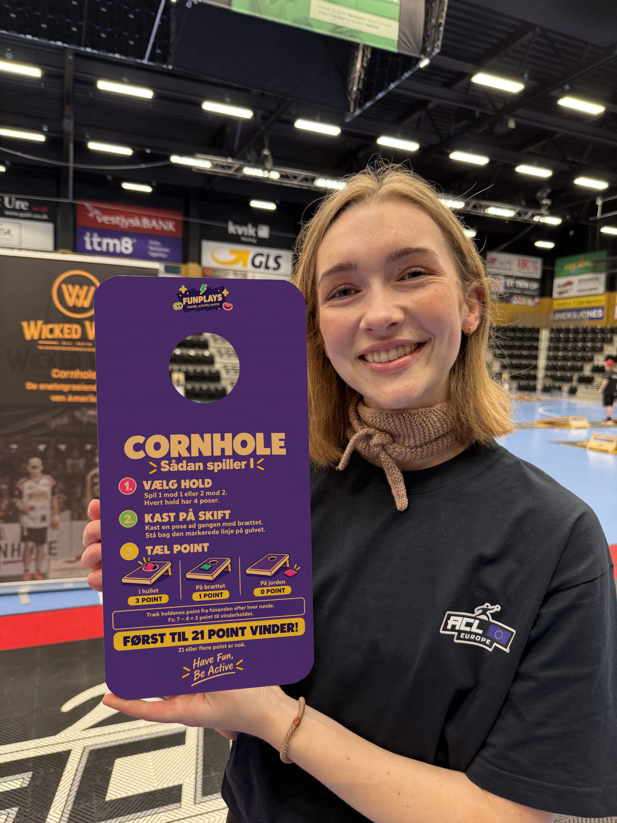 Cornhole-spilleregler på miniplade – med eget logo