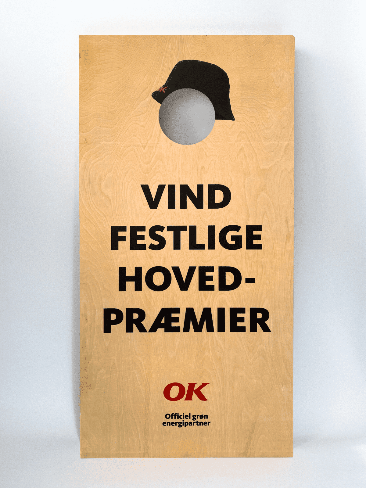 custom cornholespil i naturligt træ med OK energi som er officiel grøn energipartner lavet at cornhole.dk taget i et photostudie med hvid baggrund og bræt i træ