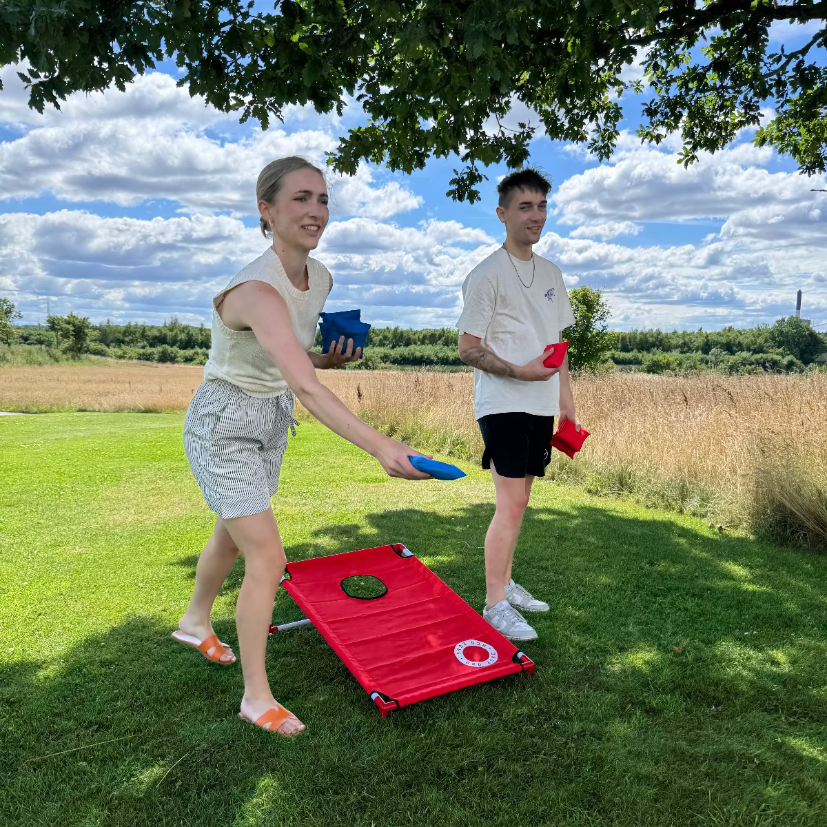 Cornhole strand sæt praktisk og smart lavet i stof og pvc spiller ærteposekast i haven grønt græs og sommer