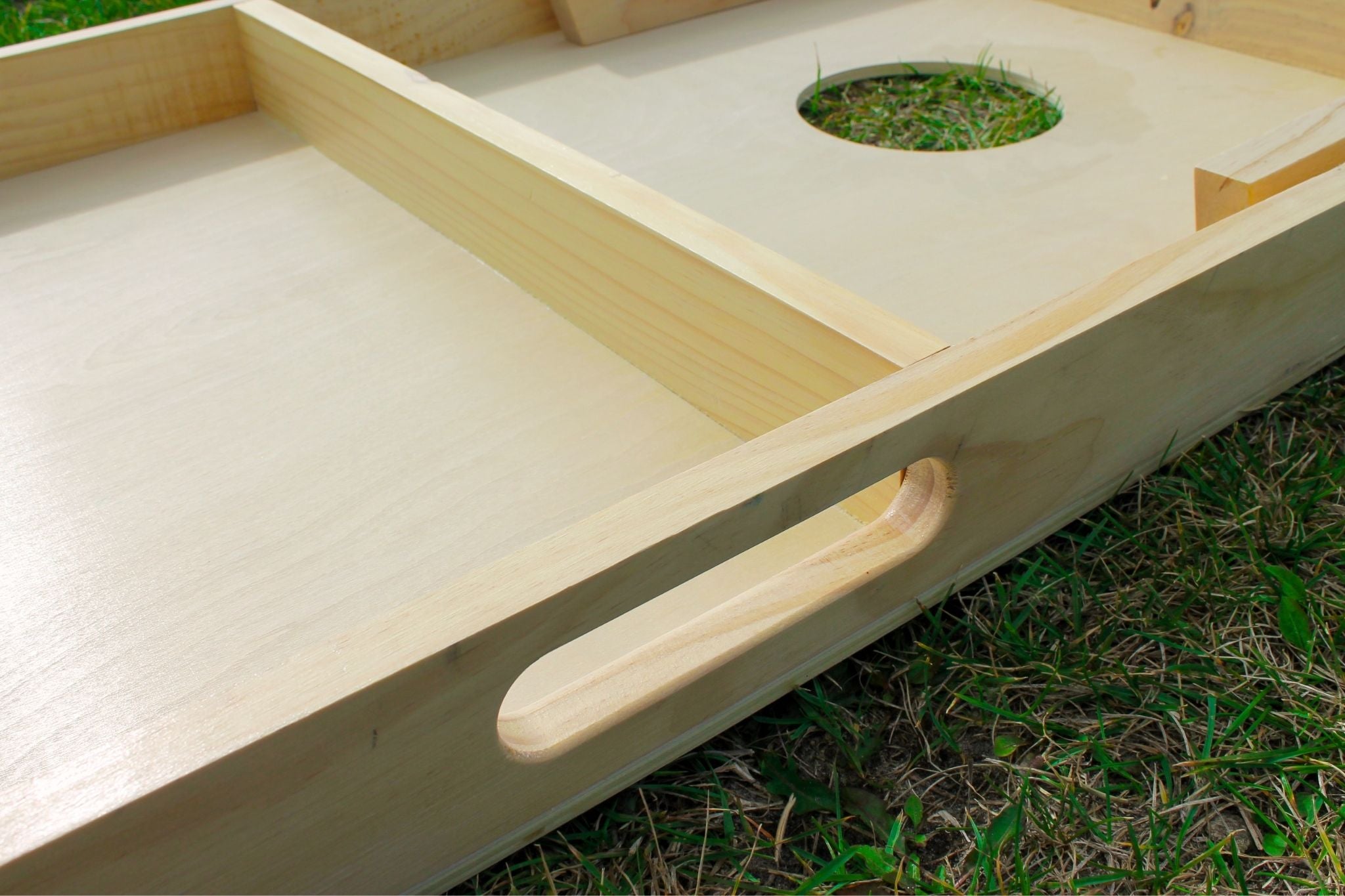 Blllede af håndtag på et cornholespil i de officielle mål 120x60cm fra cornhole.dk 