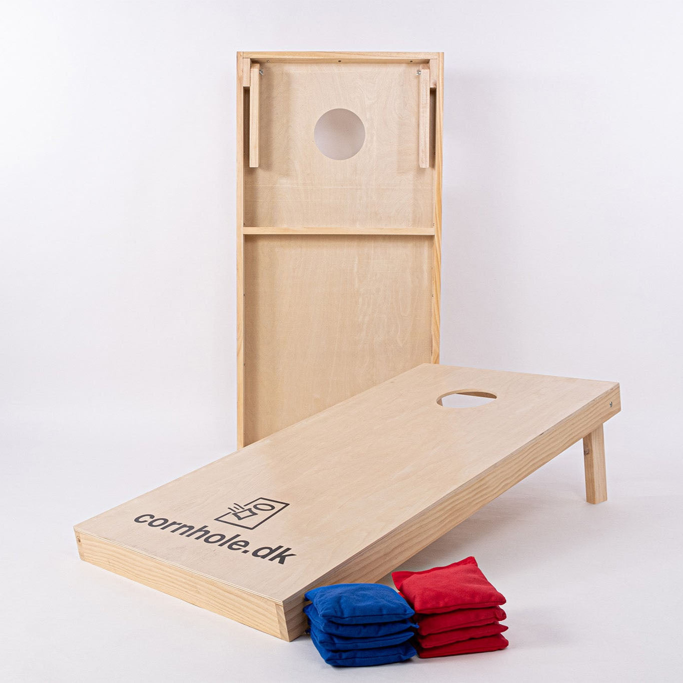 Cornholesæt fra cornhole.dk i 120x60 centimeter officielle mål lavet i træ med cornhole kasteposer i rød og blå farve-